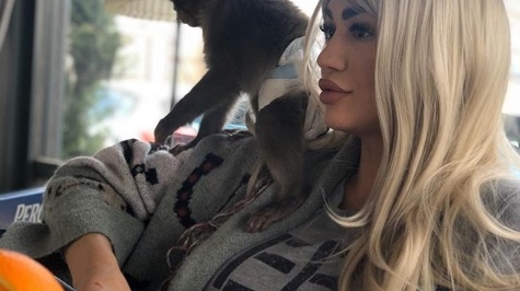 Incredibil cu ce își hrănește Margherita din Clejani maimuța. Artista se poartă cu animalul de parcă ar fi un bebeluș