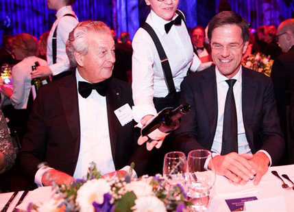 Kommer Damen (stânga) și Mark Rutte, premierul Olandei, prieteni la cataramă