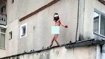 A luat-o razna! Un bărbat din Câmpulung s-a dezbrăcat complet, a ieșit pe terasa unul bloc și a început să injure trecătorii