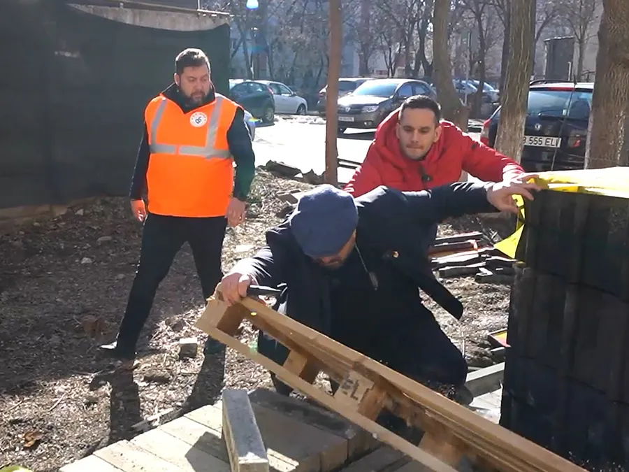 Piedone se împiedică pe șantier