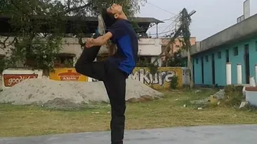 Vrea să ajungă în Cartea Recordurilor cu un record ciudat: se poate lovi singur cu piciorul în cap! 