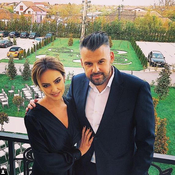 Andreea Berecleanu și soțul, nași de cununie! Cum s-a îmbrăcat prezentatoarea tv