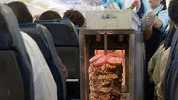Ramai interzis! Acesta e singurul loc din lume unde nu te asteptai sa mananci saorma!  In avion la business class se serveste cu de toate