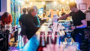 Ce salarii au clientele false în 2026, în cluburile din Centrul Vechi din București. Câți bani primesc pentru o singură noapte