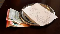Nu i-a venit să creadă ochilor! Ce bacșiș consistent a primit o chelneriță, după ce a servit o femeie la barul deținut de familia sa