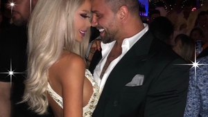 Bianca Drăgușanu și Alex Bodi, săruturi și atingeri fierbinți în public. Avem imaginile cu cei doi
