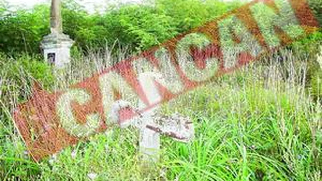 Au dus la fier vechi crucile Si gardul din Cimitir