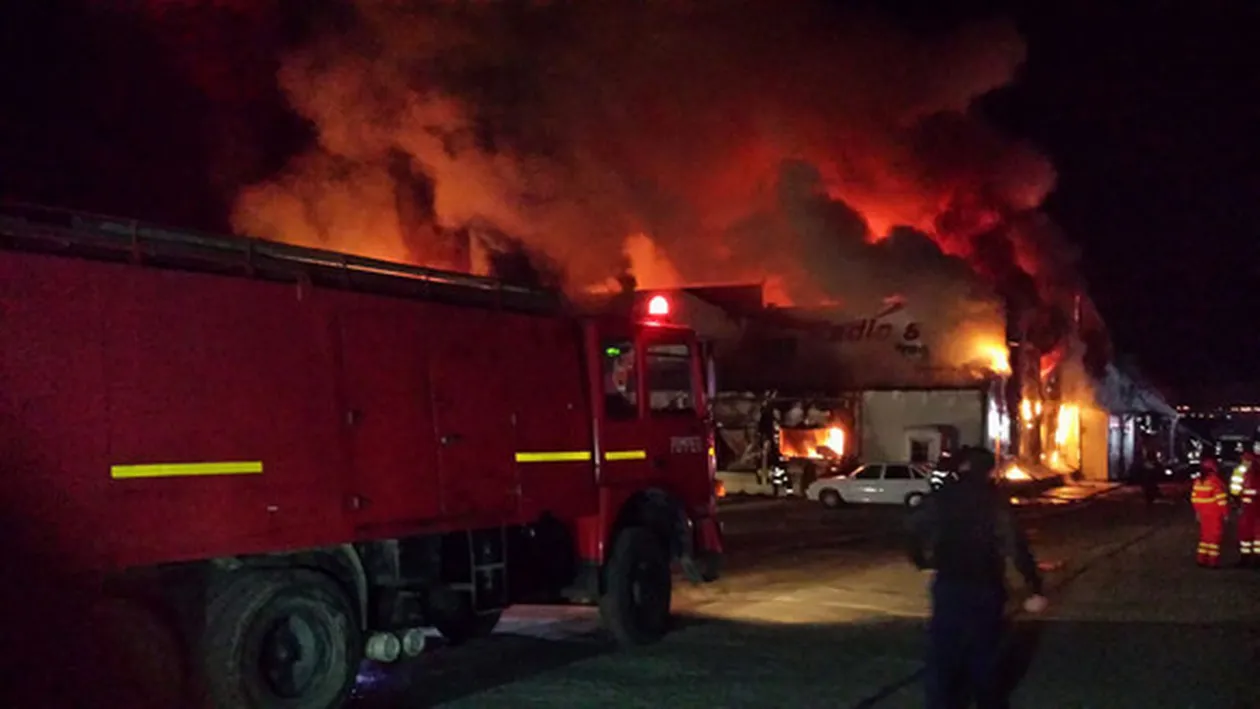 ULTIMA ORĂ! Incendiu violent la o fabrică de mobilă din Argeș
