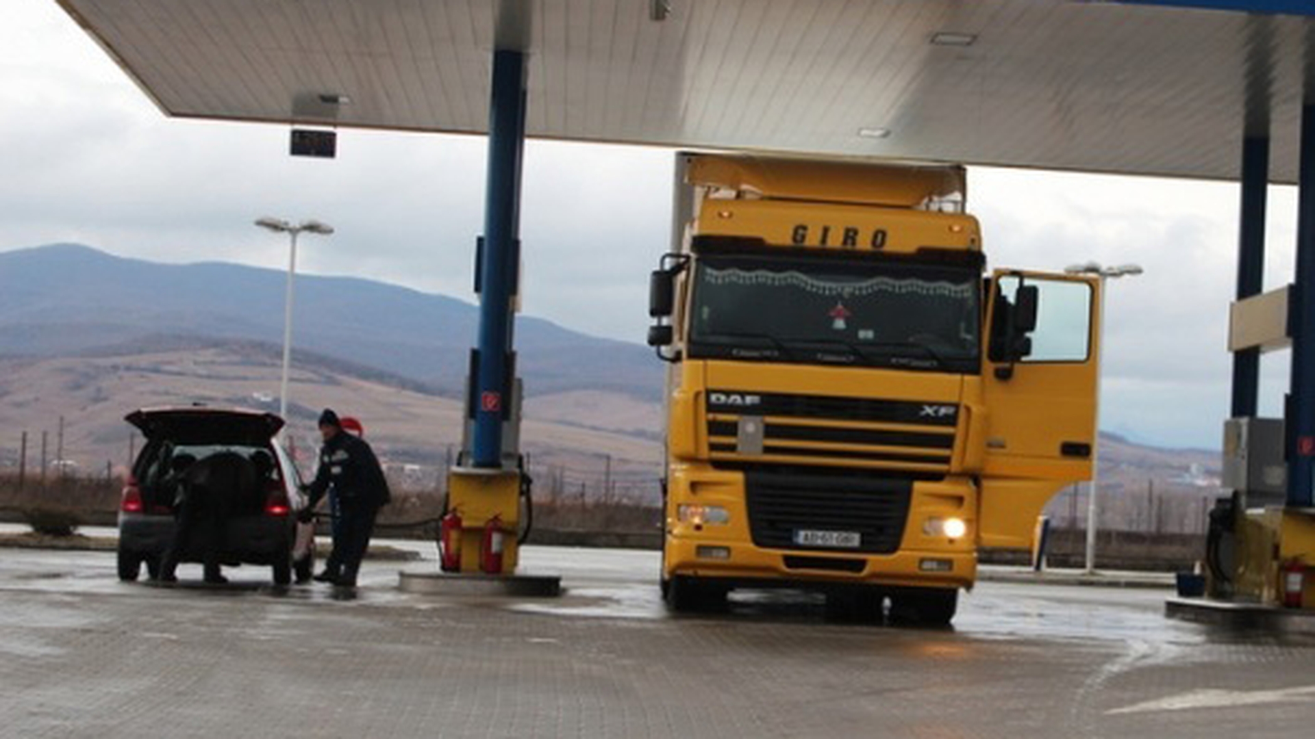 Transportatorii ameninţă cu proteste după supra-accizarea benzinei şi motorinei