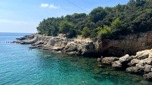 Întâmplare amuzantă cu o turistă româncă în celebra stațiune cu nume vulgar din Croația. Cum au reacționat chelnerii când au aflat ce înseamnă în limba română