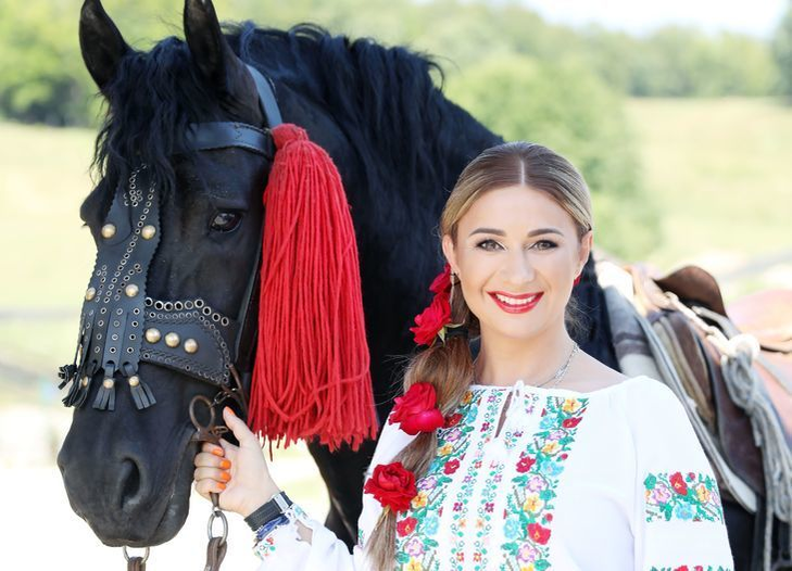 Asta e aroganța sfârșitului de an! Cum arată bradul de Crăciun al impresarei Anamaria Prodan