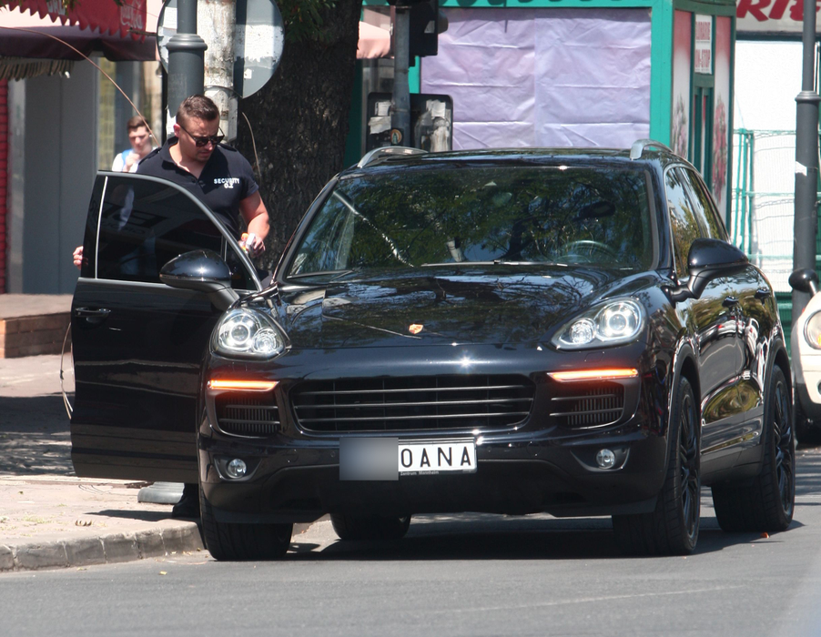 Alex Ashraf a ieşit din bancă având în mână o geantă plină de bani!
