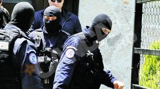 Descindere in forta la vila secretarului general al MAI! Mironescu, saltat din casa de "mascati"