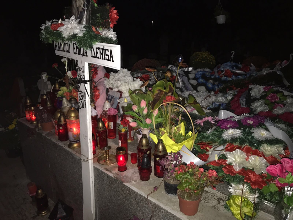 Mormântul Denisei este acoperit de flori şi daruri, chiar şi la două luni de când îndrăgita cântăreaţă s-a stins din viaţă