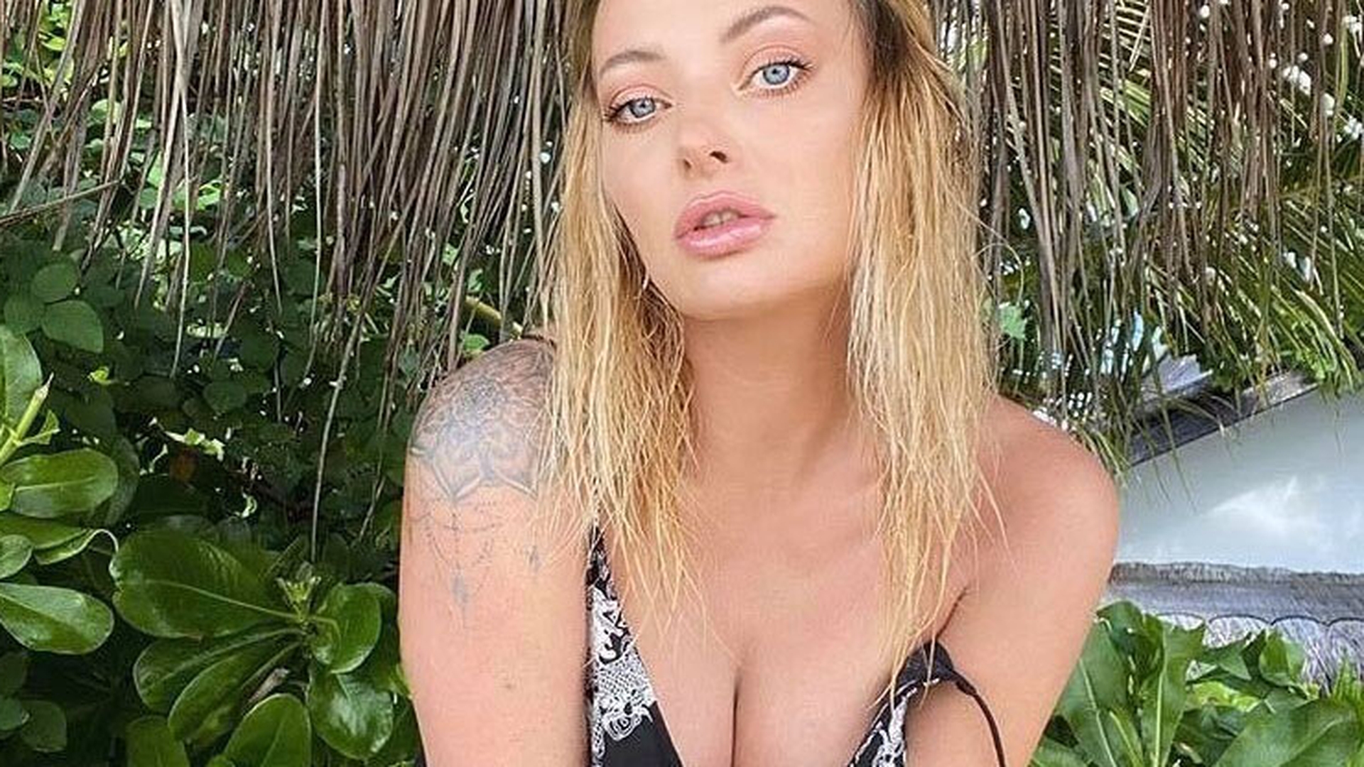 Delia Matache, surprinsă fără sutien și cu decolteu până la buric! Poza face ravagii pe Internet
