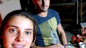 Andreea, tânăra mamă de 26 de ani care a murit în accident de motocicletă, condusă pe ultimul drum. Ea va fi înmormantată în rochie de mireasă