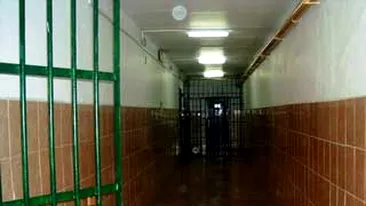 Un agent de la puscaria Jilava a ajuns dupa gratii! Alimenta puscariasii cu bautura