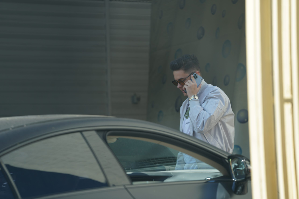Selly vorbește la telefon