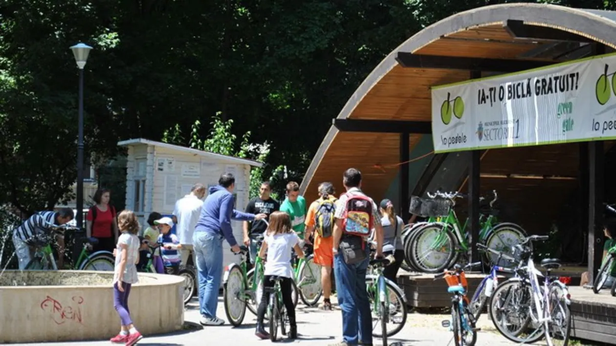 Plimbari gratuite cu bicicleta in parcul Kiseleff! Bucurestenii conoara de la volan si trec in sa!