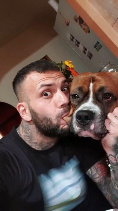 Cum arăta ispita Narcis Bujor în liceu, fără mușchi și fără tatuaje. Imaginile din Tecuci pe care „fiorosul” de la Insula Iubirii le-ar vrea șterse