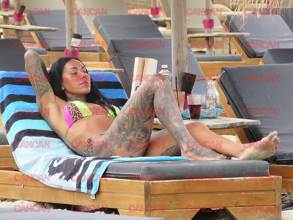 Claudia de la Insula Iubirii  citește pe șezlong