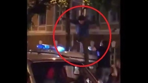 VIDEO | Ce-a pățit un rus care, de bucurie că echipa sa a bătut Spania, a sărit pe duba poliției