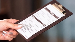 Client tras în piept la nota de plată, într-un restaurant. Cât a avut de plătit "taxă de serviciu discreționar"