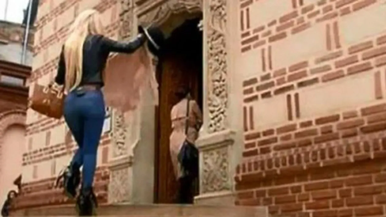 LOREDANA CHIVU şi DANA ROBA, scandal în biserică! Cele două şi-au aruncat cuvinte grele în Casa Domnului
