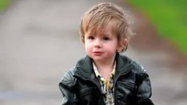 Are doi ani si este orb! Oamenii ii lovesc bastonul crezand ca este o jucarie