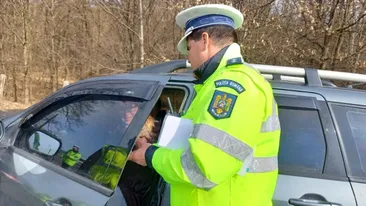 Greșeala șoferilor care poate aduce o amendă de 1.300 de lei. Mulți o fac fără să știe legea