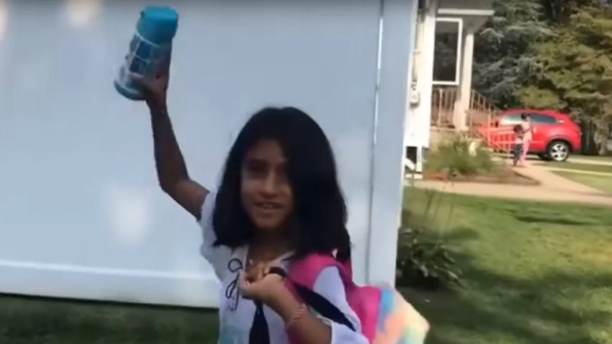 Noi imagini cu Sorina în prima zi de şcoală, în America. Fiica asistenţilor maternali i-a transmis un mesaj emoţionant