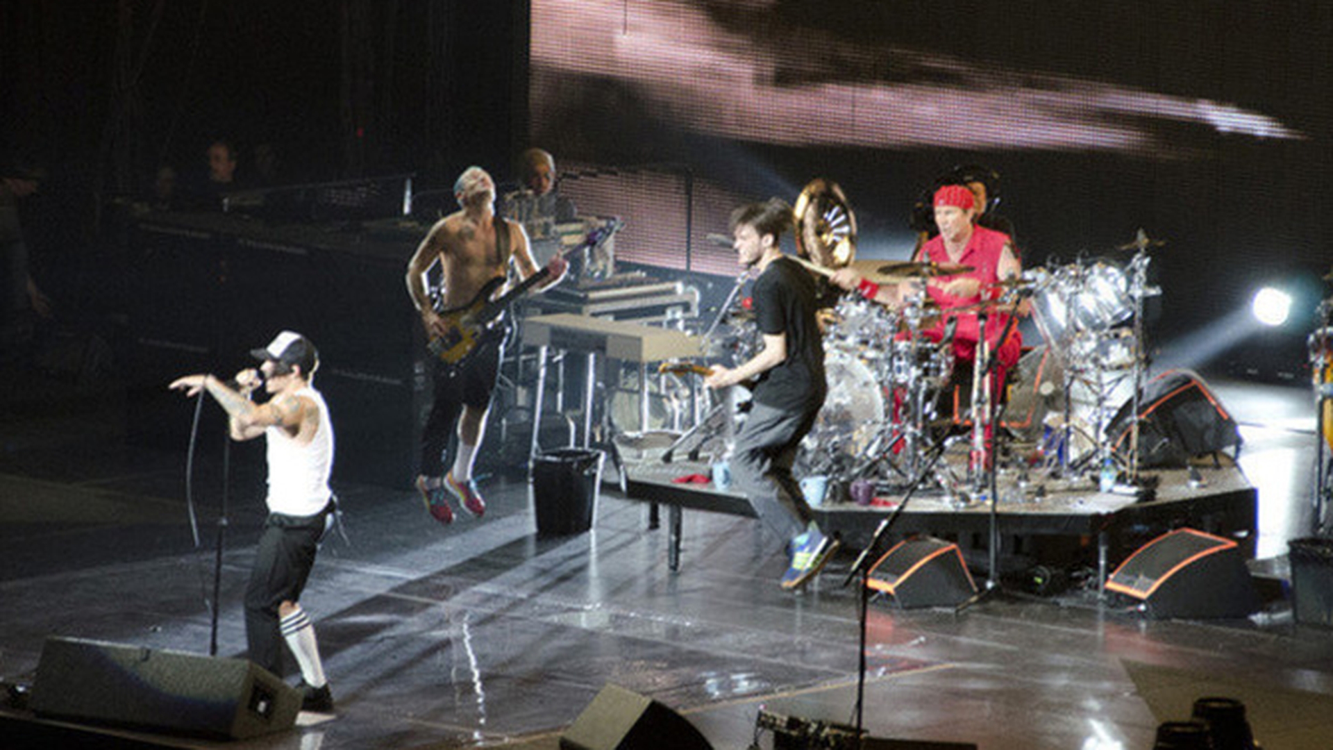 Au mai ramas 2.000 de bilete pentru concertul Red Hot Chili Peppers