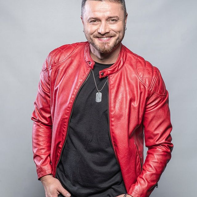 "Eu cred că era mult mai greu. Le fac codițe, le împletesc, le pun cască, le fac coc, știu totul. Băieții mi se păreau o responsabilitate a tatălui un pic mai mare, pe fetițe trebuie să le iubești și să le protejezi!"