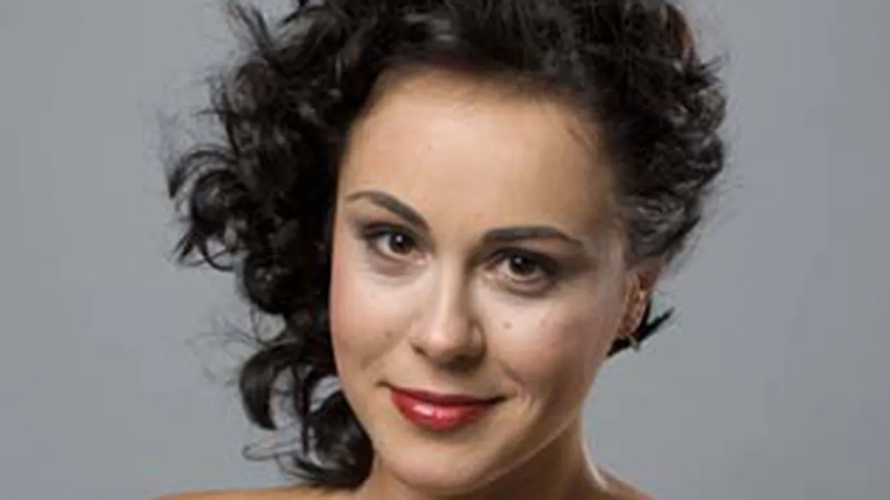 Mirela Zeta vrea un 2011 pasional: De Revelion ma imbrac in rosu