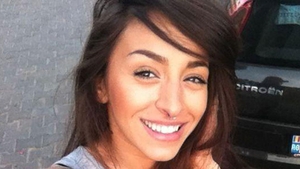 Ruby, jucausa si perversa! Imaginea asta ii va pune pe ganduri pe masculi. Ce cauta artista in costum de baie sub masa?
