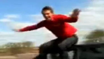 VIDEO INCREDIBIL Un sofer cade din masina aflata in mers