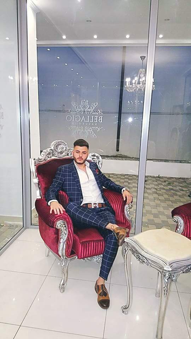 Îşi laminează genele, sprâncenele şi…Tatăl lui urmează să încaseze 220 mil €, iar el… Îl copiază pe faimosul Johnny Bravo!
