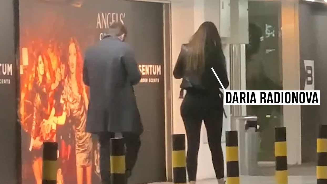 Daria Radionova a mers la mall însoțită de un "ghid"