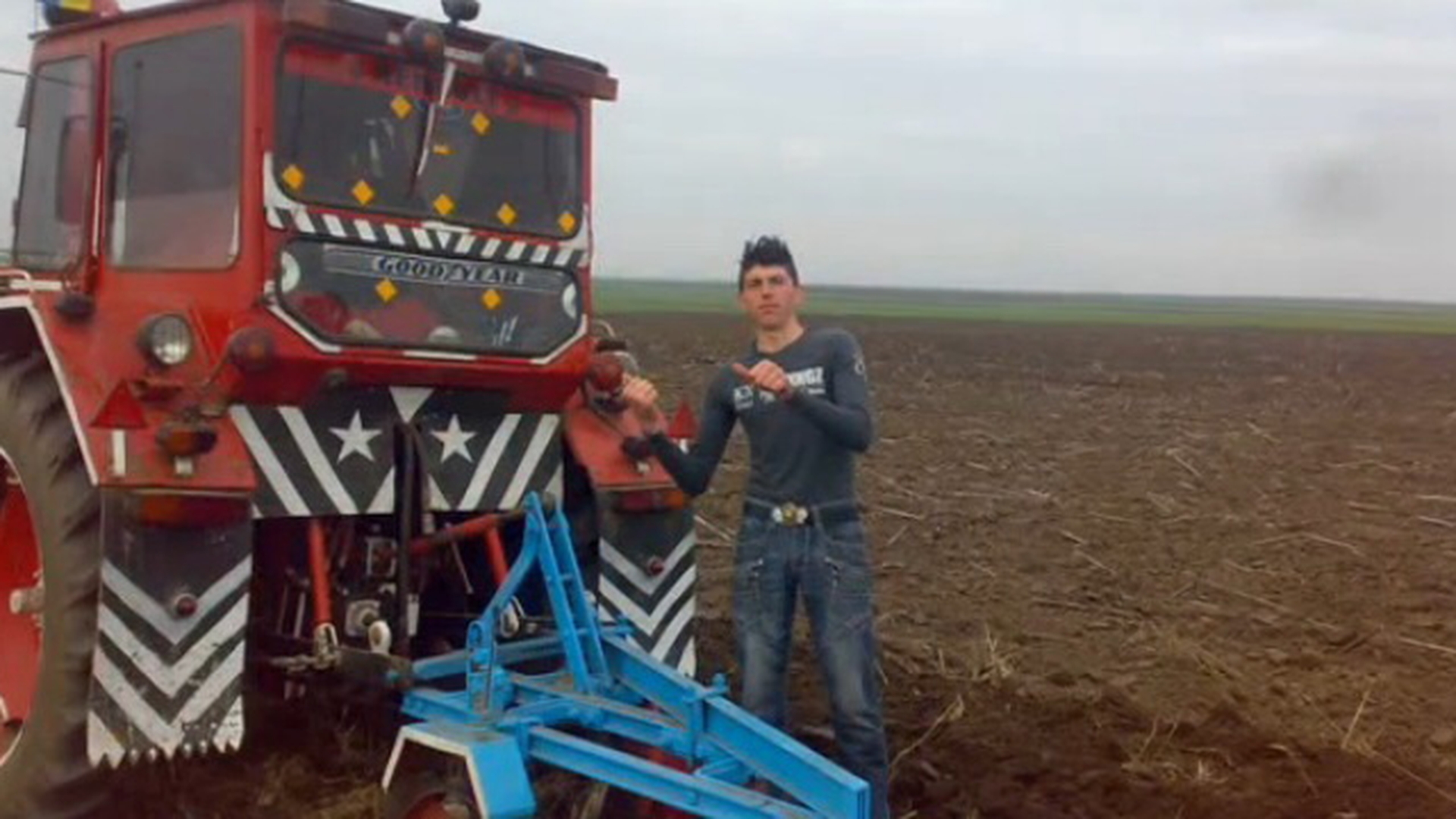Mare ti-e ogorul tau, Doamne! Daca altii isi tuneaza masini ca sa agate femei, n-o sa crezi ce i-a facut un brailean tractorului!