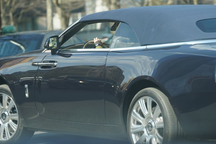 "Regina Purcari", la volanul unui Rolls Royce Dawn, de 350.000 de euro