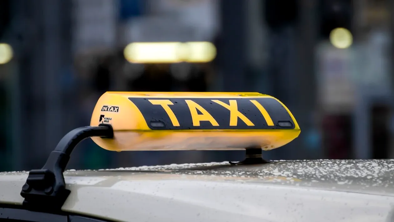 N-ai fi crezut! Ce mesaj a putut să trimită un client unui șofer pe taxi: ”Am o rugăminte mare la tine”