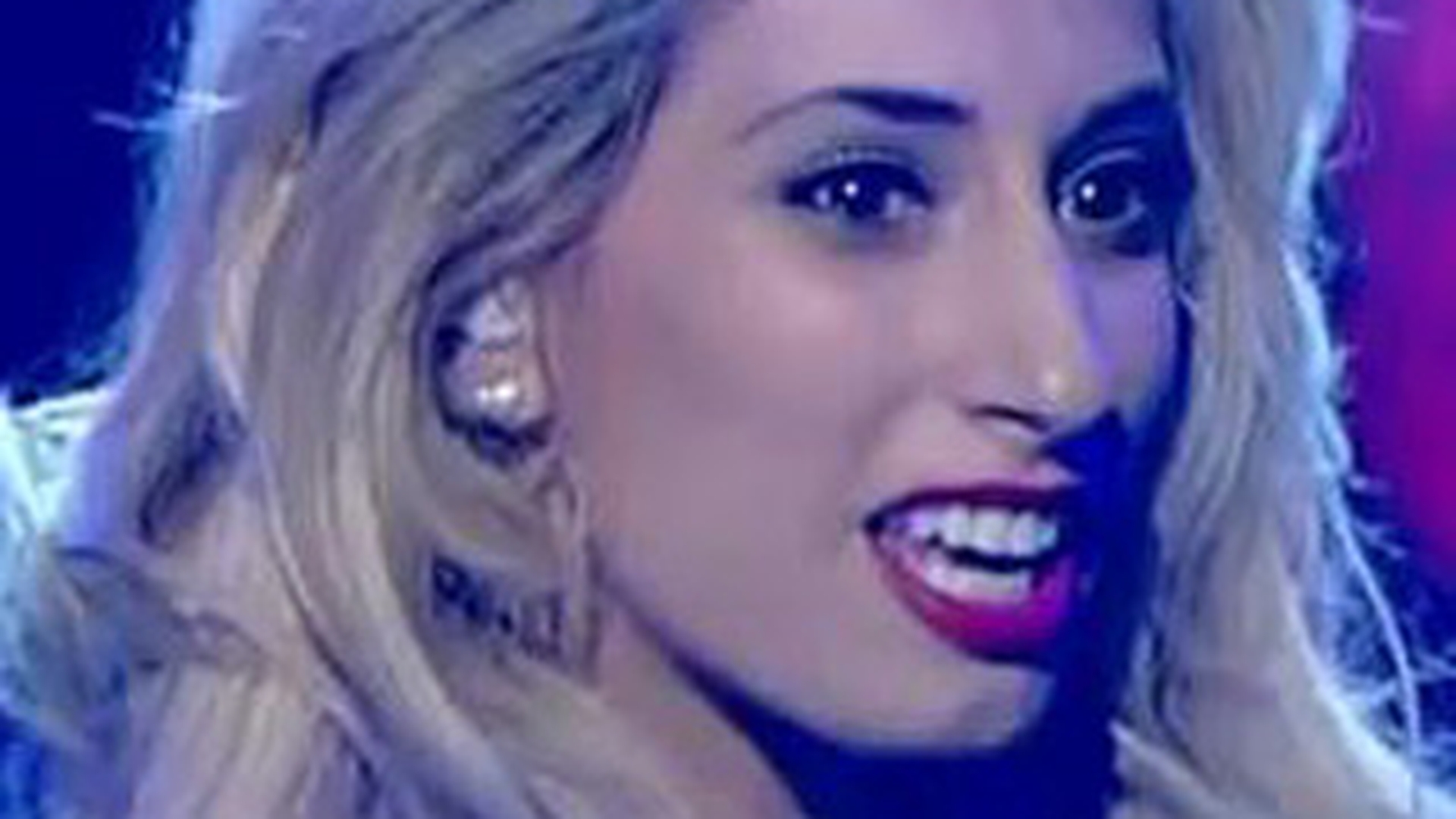 O fosta concurenta la X Factor, insarcinata in luna a saptea, sudeaza tigarile fara nicio grija!