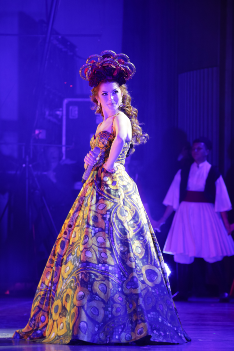 Elena Gheorghe, mărturii în lacrimi în fața a peste 4.000 de oameni. Imagini senzaționale de la show-ul cu muzică armânească
