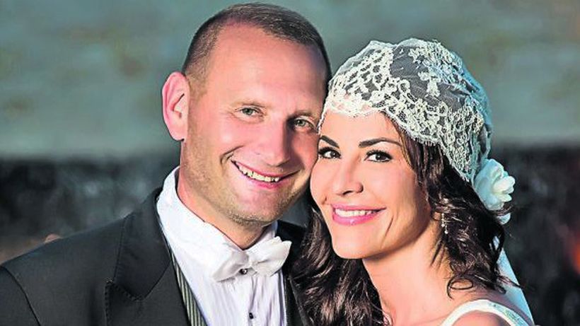 A bătut recordul de… vârstă la LOFT! Milionarul de 61 de ani a dansat pe mese de mână cu doamna doctor! Bogătaşul VIOREL CATARAMĂ a făcut senzaţie în weekend, la mare, cu „scheme“ de dans nemaivăzute până acum