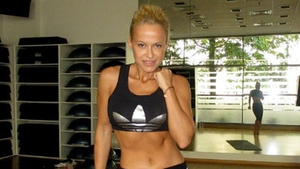 Cu un trup de viespe, Anda Adam "trudeste" in sala de fitness! Ce exercitii face artista pentru a se mentine in forma