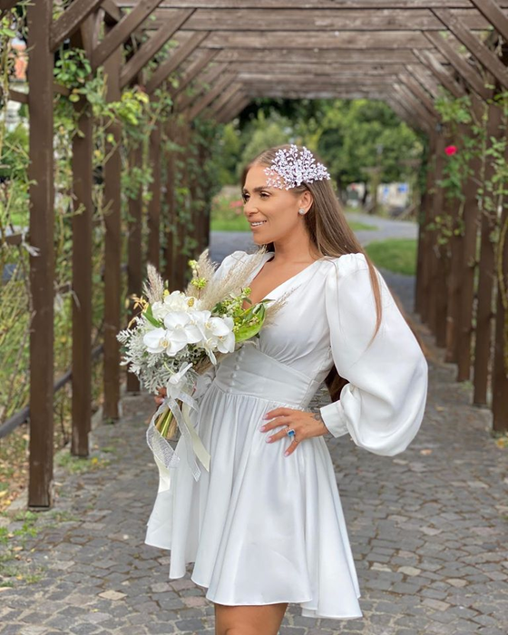 Oana Radu, o mireasă cum rar s-a mai văzut! Cum au arătat toate ţinutele artistei de la cununia civilă cu Cătălin Dobrescu. A avut decolteu larg şi…
