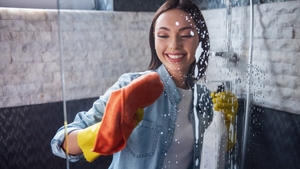 Trucul simplu care îți menține dușul curat mai mult timp. Metodele recomandate de experți pentru o baie fără depuneri