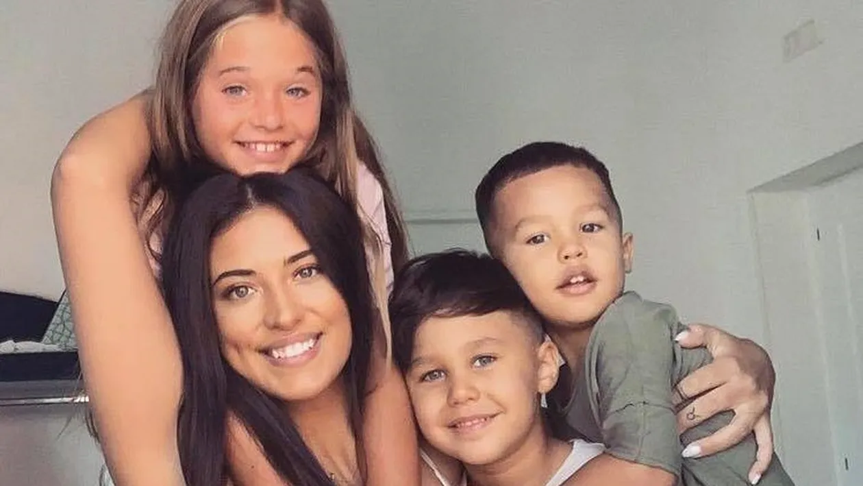 Antonia, fotografie rară alături de verișoarele ei și mătușa sa! Cât de bine seamănă acestea cu artista