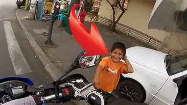 Ce i s-a intamplat acestui motociclist la cateva secunde dupa ce a oprit la semafor! Imaginile au fost realizate in Bucuresti