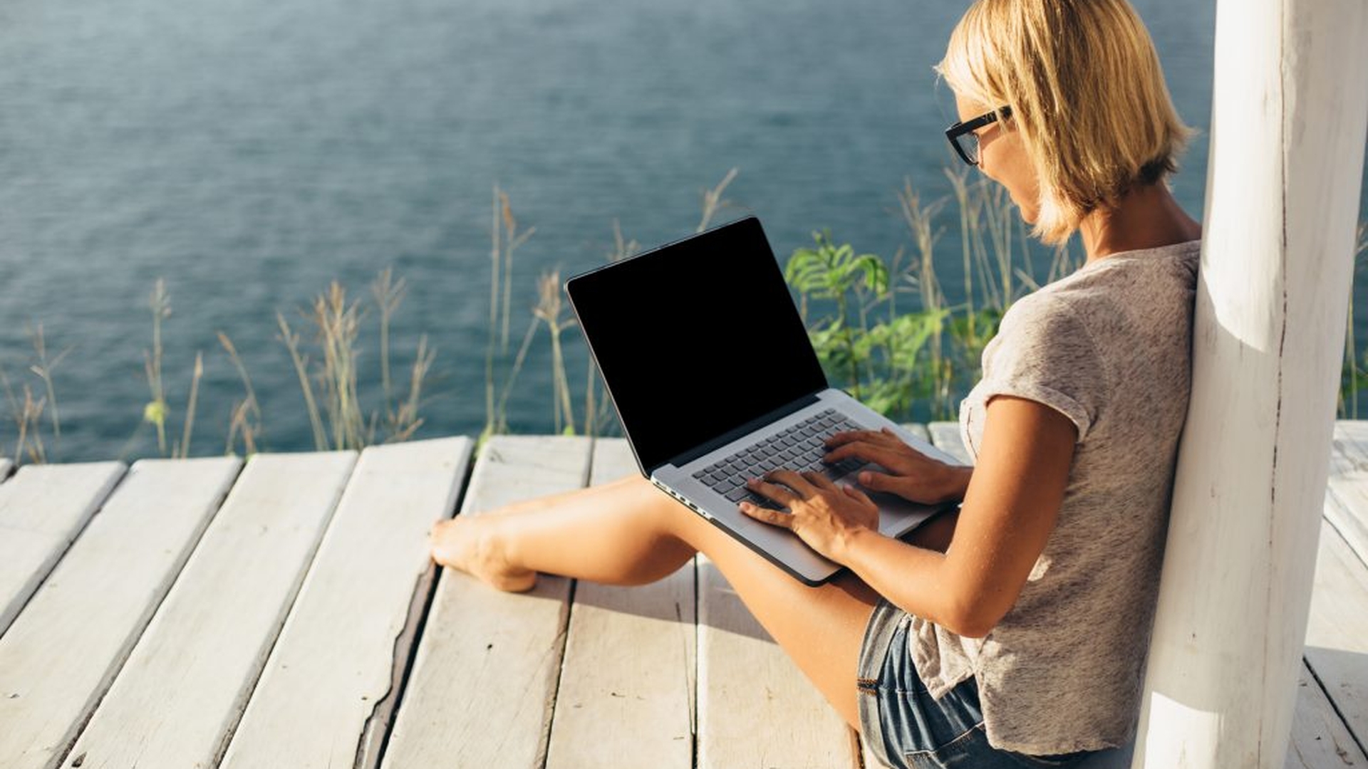 Top 5 laptopuri usoare ideale pentru a le lua in vacanta de vara - Vezi ce recomandari avem pentru tine